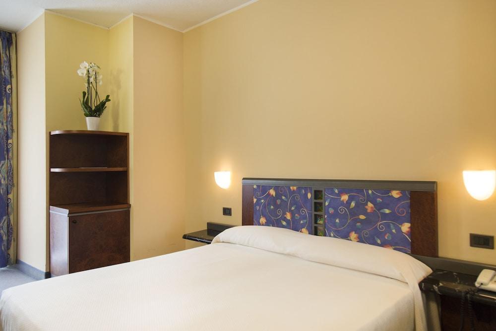 Hotel Royal Village Limone sul Garda Exterior photo