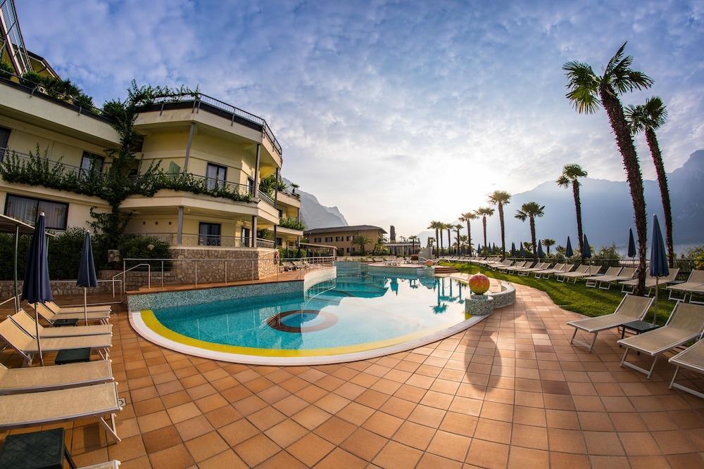 Hotel Royal Village Limone sul Garda Exterior photo