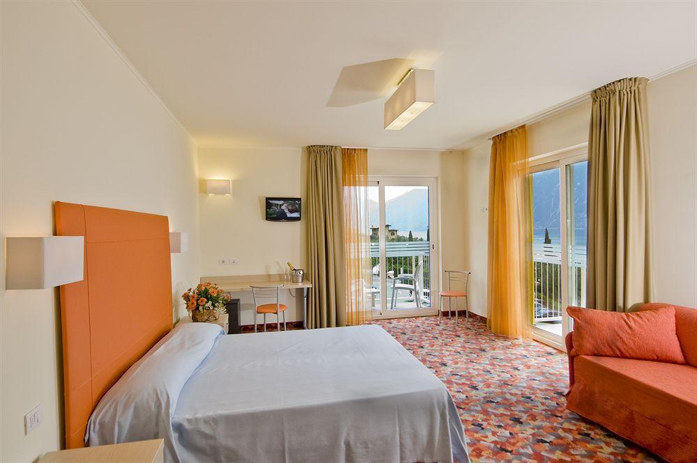 Hotel Royal Village Limone sul Garda Exterior photo
