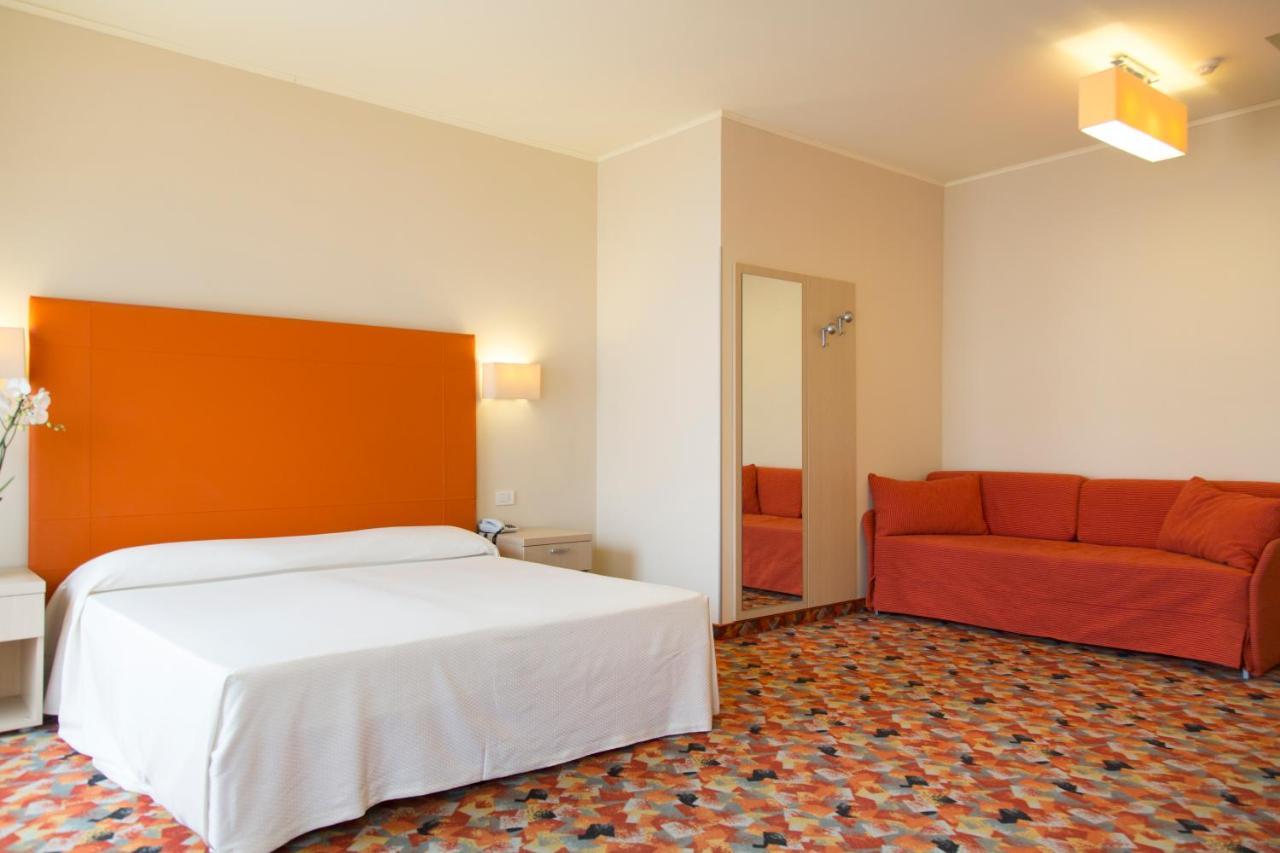 Hotel Royal Village Limone sul Garda Room photo