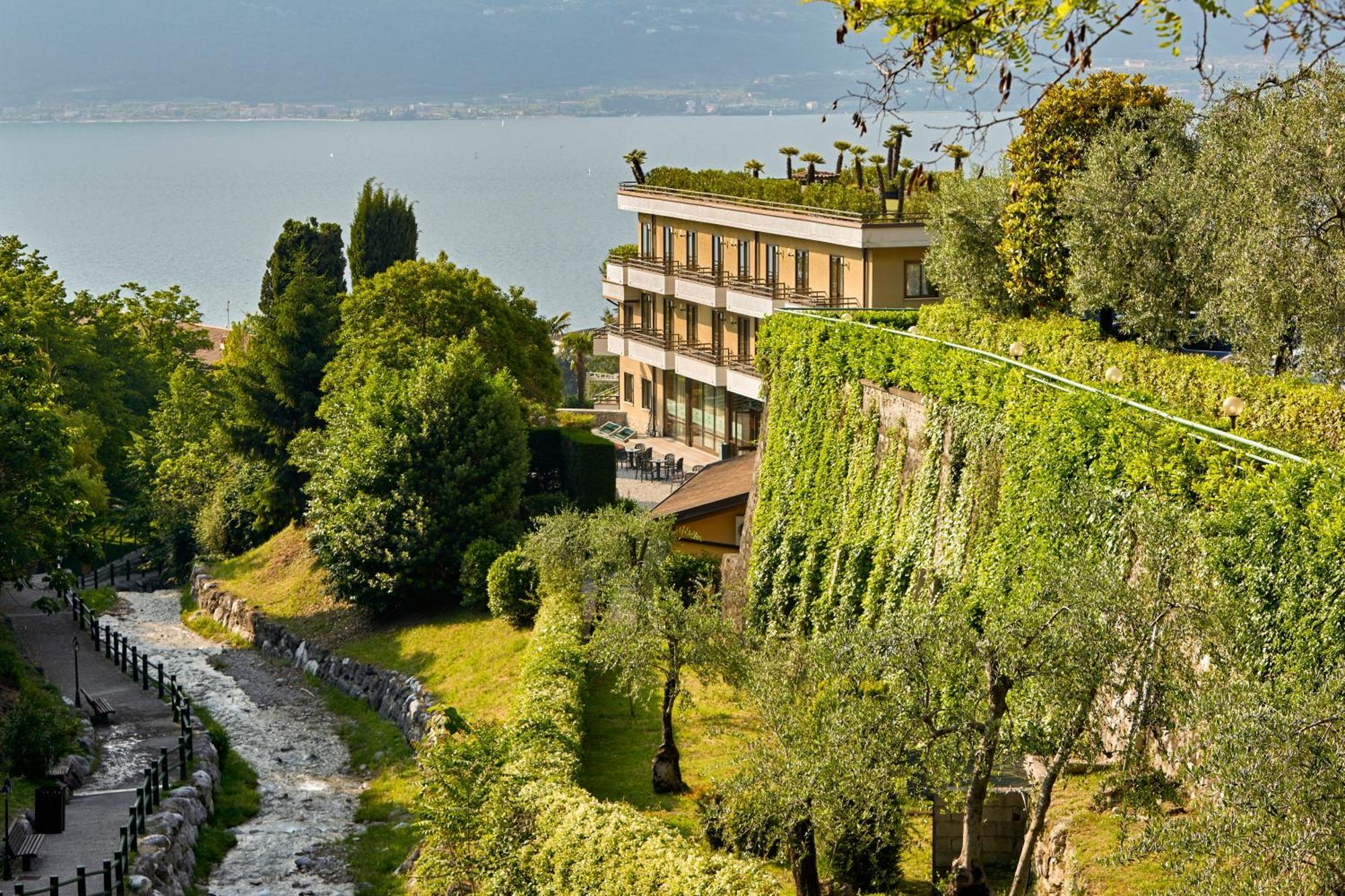 Hotel Royal Village Limone sul Garda Exterior photo