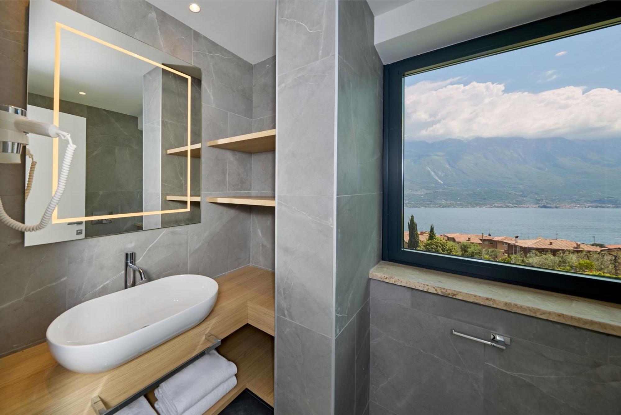 Hotel Royal Village Limone sul Garda Room photo