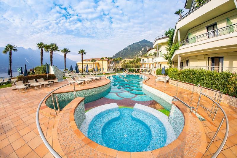 Hotel Royal Village Limone sul Garda Exterior photo